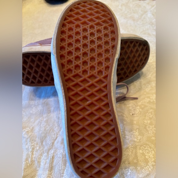 Vans Youth size 4 Low Top Suede Skateboarding Shoes, padded tongue. - Picture 3 of 11